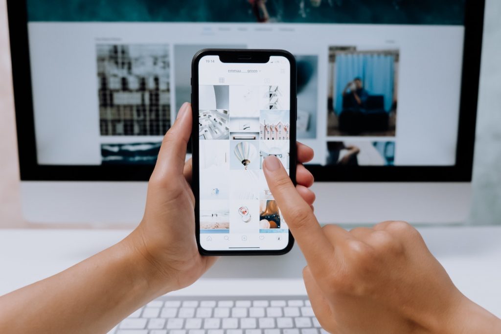Foto de cottonbro studio: https://www.pexels.com/es-es/foto/manos-iphone-internet-tecnologia-5082579/