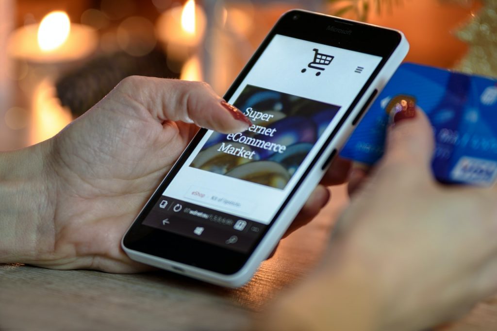 Foto de PhotoMIX Company de Pexels: https://www.pexels.com/es-es/foto/persona-que-usa-un-telefono-inteligente-en-blanco-y-negro-y-que-tiene-una-tarjeta-azul-230544/