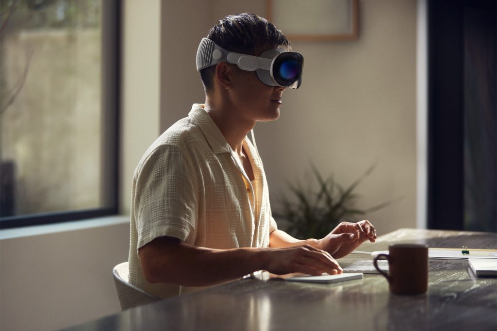 Apple Vision Pro con teclado y magic track
